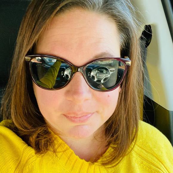 Profile Picture of Lisa Ippolito deverna (@ldeverna) on Poshmark