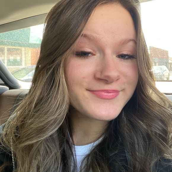 Profile Picture of Paige Forthofer (@paigeforthofer) on Poshmark