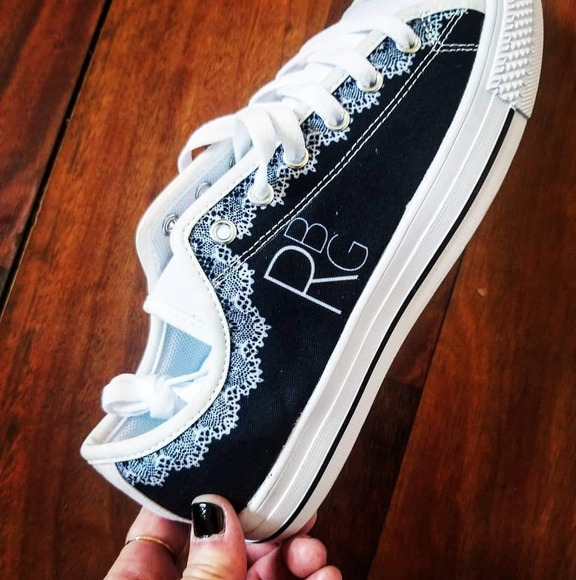 Profile Picture of Simone Dugay (@frenchyfry16) on Poshmark