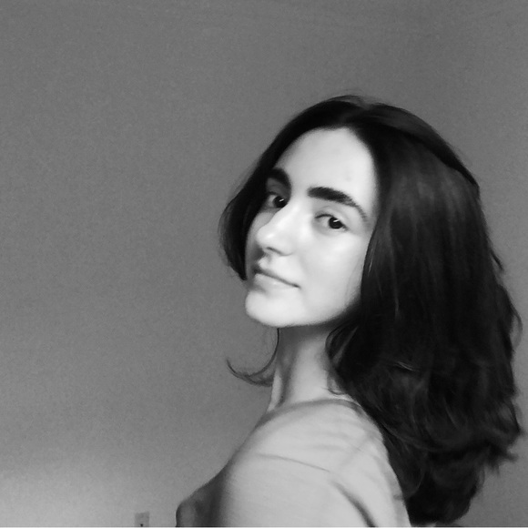 Profile Picture of Amelia Perez (@ameliaeperez) on Poshmark