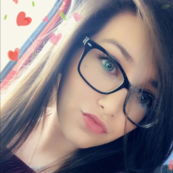 Profile Picture of Alyssa Statler (@alyssanstatler) on Poshmark