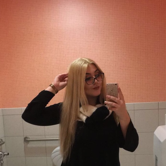 Profile Picture of Kassandra Anderson (@vulpi) on Poshmark