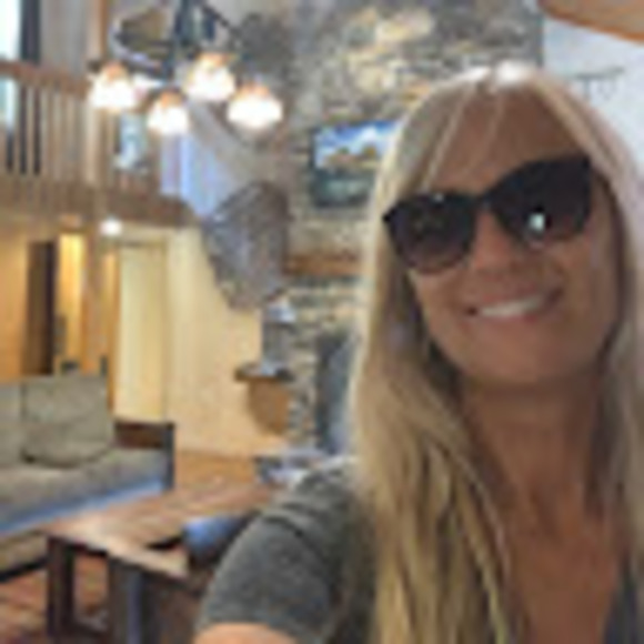 Profile Picture of Karen Liebner (@karenliebner21) on Poshmark