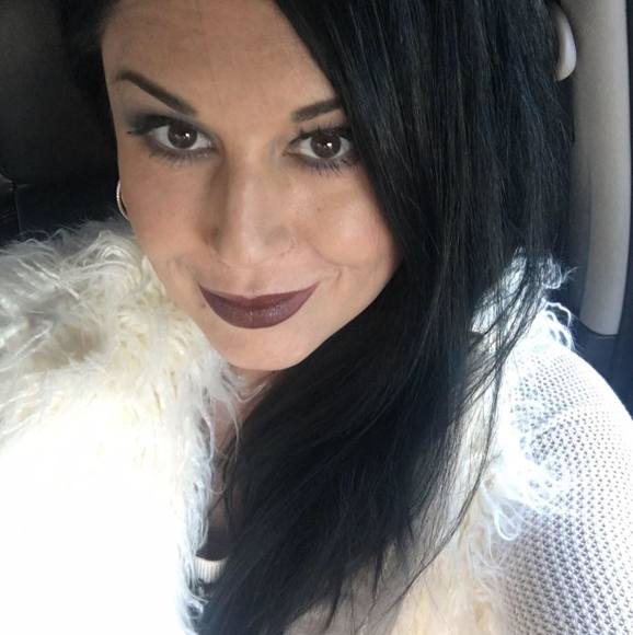 Profile Picture of Andreanna Pickering (@andreannap) on Poshmark