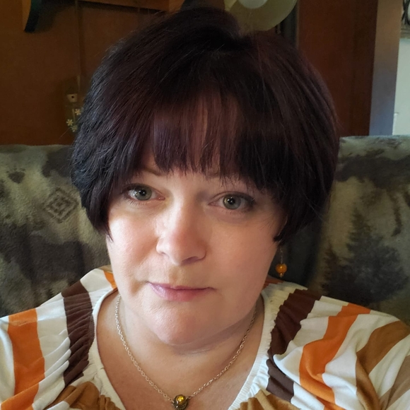 Profile Picture of Melissa Garney (@agarney) on Poshmark