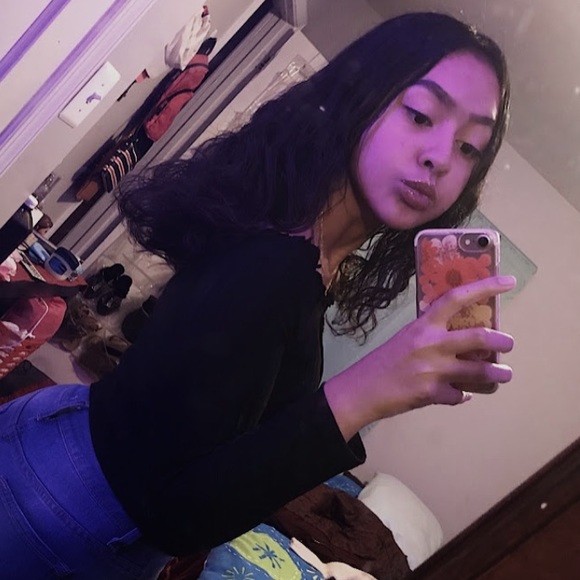 Profile Picture of Daisy Ambrosio (@lovedbyyme) on Poshmark