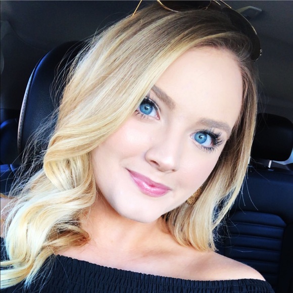 Profile Picture of Emily Nadeau (@emily_nadeau) on Poshmark