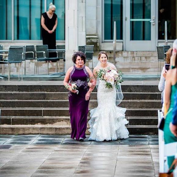 Profile Picture of Lisa Zeinert (@lzeinert) on Poshmark