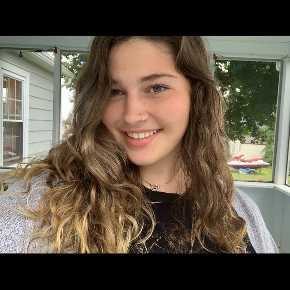 Profile Picture of Paige Seaback (@pseaback) on Poshmark