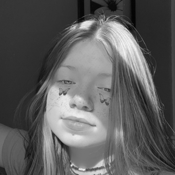 Profile Picture of Gabriella Wieckowski (@gwieckowski) on Poshmark