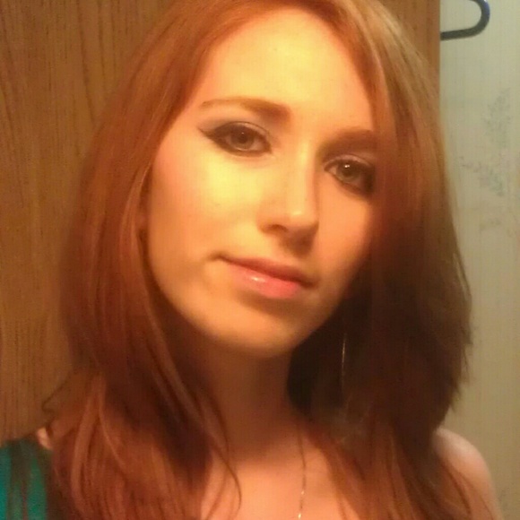 Profile Picture of Brandi Settles (@fieryredhead25) on Poshmark