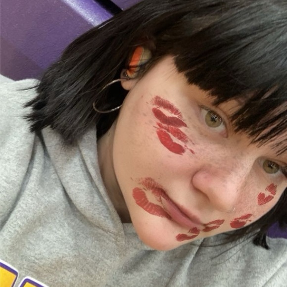 Profile Picture of Destiny Bertsinger (@d_bertsinger) on Poshmark