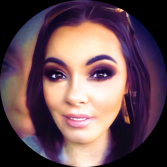 Profile Picture of Amanda Evers (@babycakes1981) on Poshmark