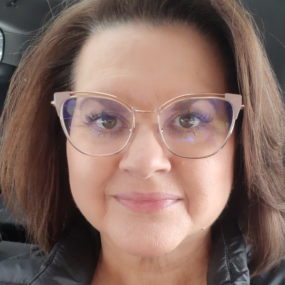 Profile Picture of Sharla Curtis (@sharla_curtis) on Poshmark