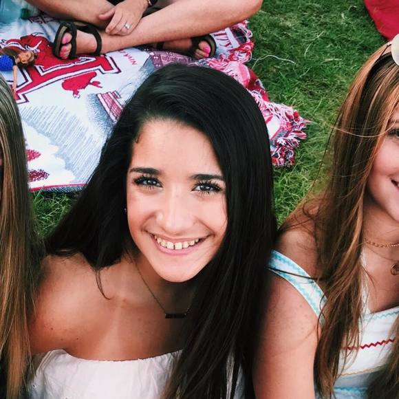 Profile Picture of Madi Scirto (@ms027210) on Poshmark