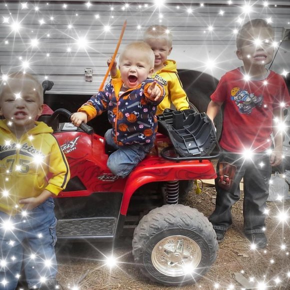 Profile Picture of Danielle Schiller-galligan (@daniegalligan) on Poshmark