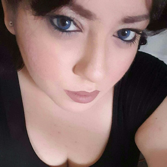 Profile Picture of Claudia Pichardo (@thebeautyvixen_) on Poshmark