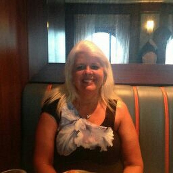 Profile Picture of Tara Shawger (@tarashawger) on Poshmark