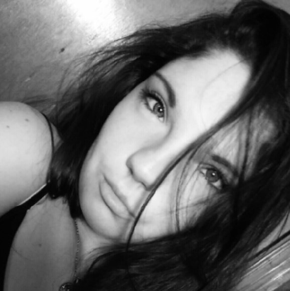 Profile Picture of Savonna Olson (@svnnao) on Poshmark