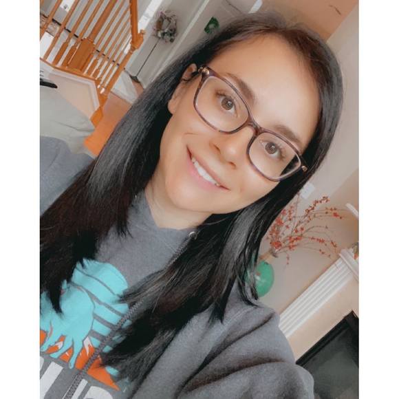 Profile Picture of Sarah Lascko (@sarah_lascko) on Poshmark