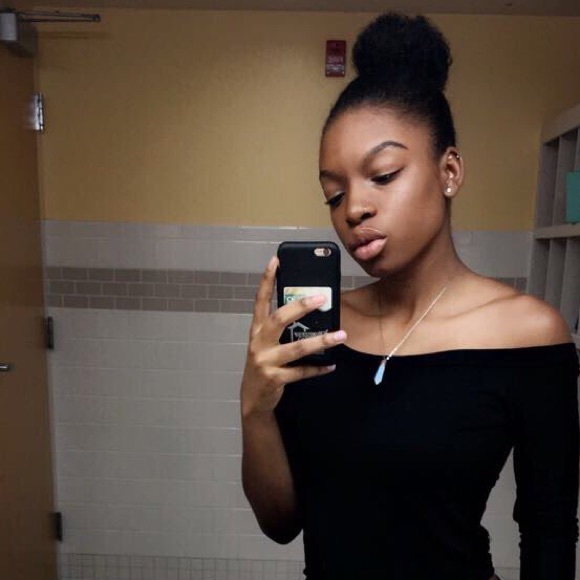 Profile Picture of Maxine Simon (@maxinegraham_) on Poshmark