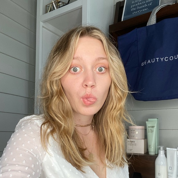 Profile Picture of Aly Diemel (@alyd114) on Poshmark