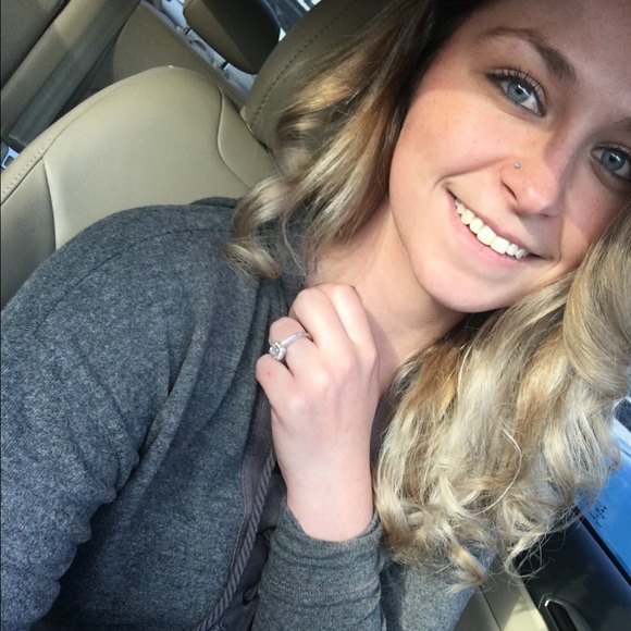 Profile Picture of Kelly Georgandas (@georgandask93) on Poshmark