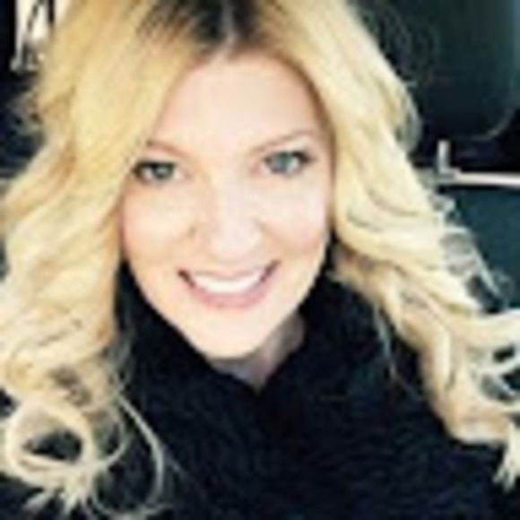 Profile Picture of Alison Kucera (@arkucera) on Poshmark