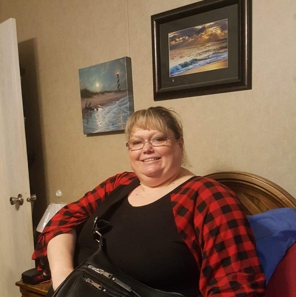 Profile Picture of Ramona Postelwait (@rkpostelwait) on Poshmark