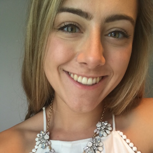 Profile Picture of Hailey Balmforth (@hbalmforthh) on Poshmark