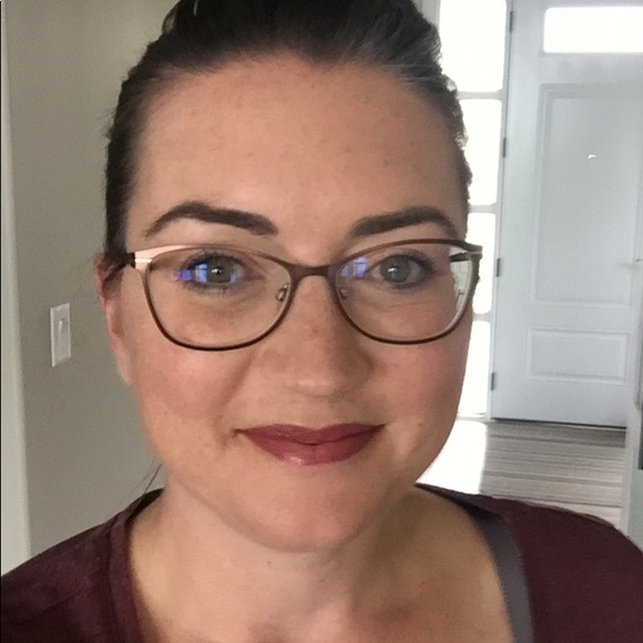 Profile Picture of Nichole Summerfield (@itsnicholesarah) on Poshmark