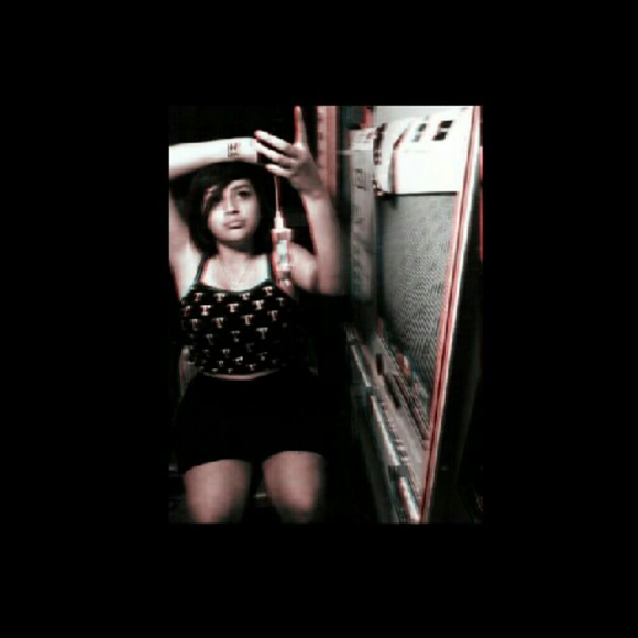 Profile Picture of Isis Sanchez (@momonique) on Poshmark