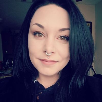 Profile Picture of Beth Clark (@lil_roach) on Twitter