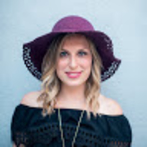 Profile Picture of Stefanie Finnemore (@steffinnem) on Poshmark