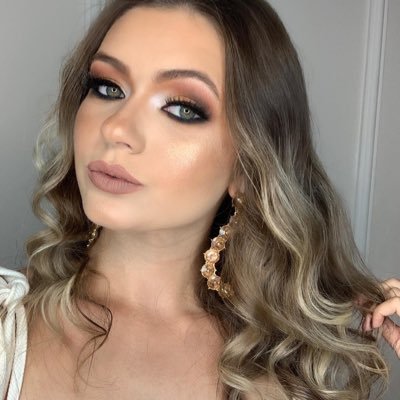 Profile Picture of lorena richard (@crbLore) on Twitter