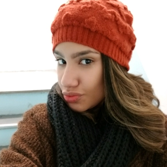 Profile Picture of Athena Gonzalez (@athenagunz) on Poshmark