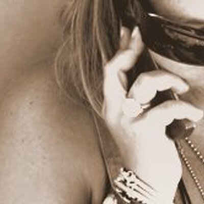 Profile Picture of Carla Guerreiro (@papelperfumado) on Twitter