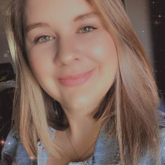 Profile Picture of Cassandra Ayala (@cassiesitz) on Poshmark