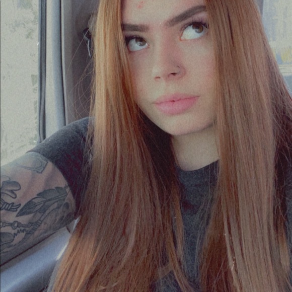 Profile Picture of Taylor Frolander (@taylorfrolander) on Poshmark