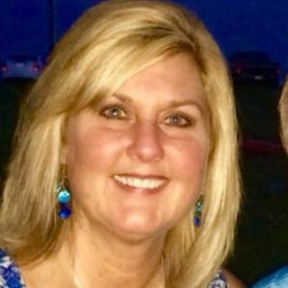 Profile Picture of Lisa Cogley (@lcogley) on Poshmark