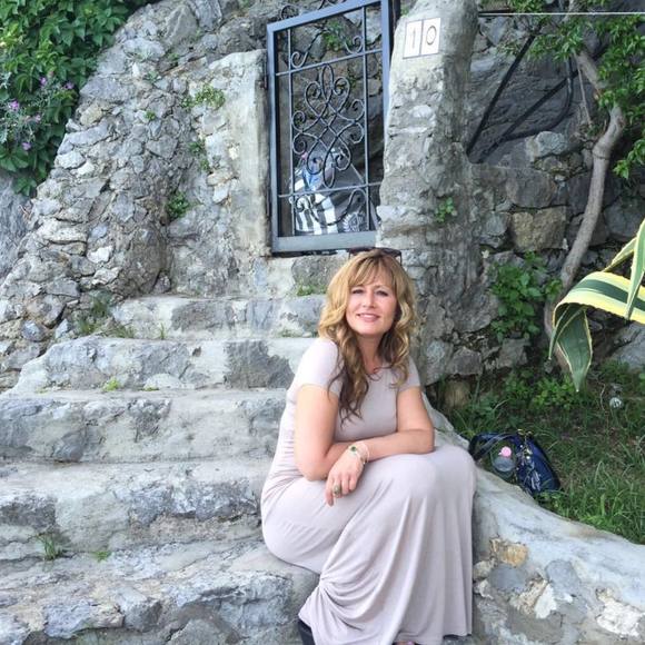 Profile Picture of Anna Mozzone (@mozzone) on Poshmark