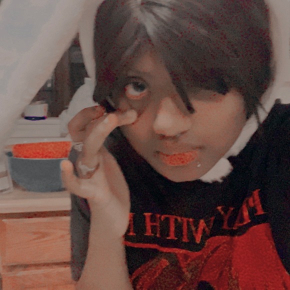 Profile Picture of Christah Burroughs (@christahb) on Poshmark