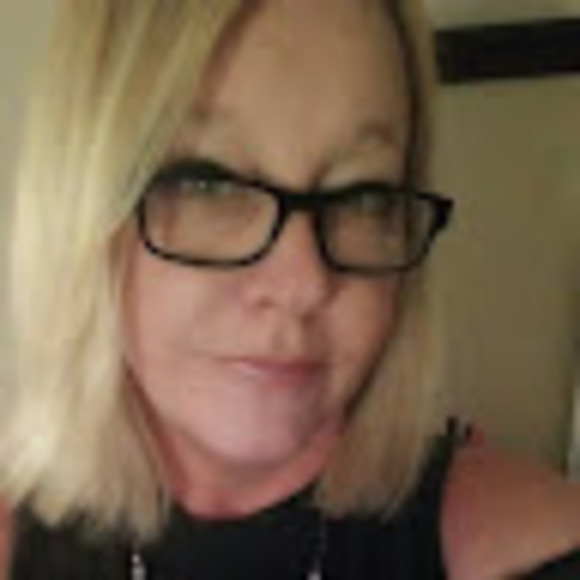 Profile Picture of Laura Griffore (@ljgriffore) on Poshmark