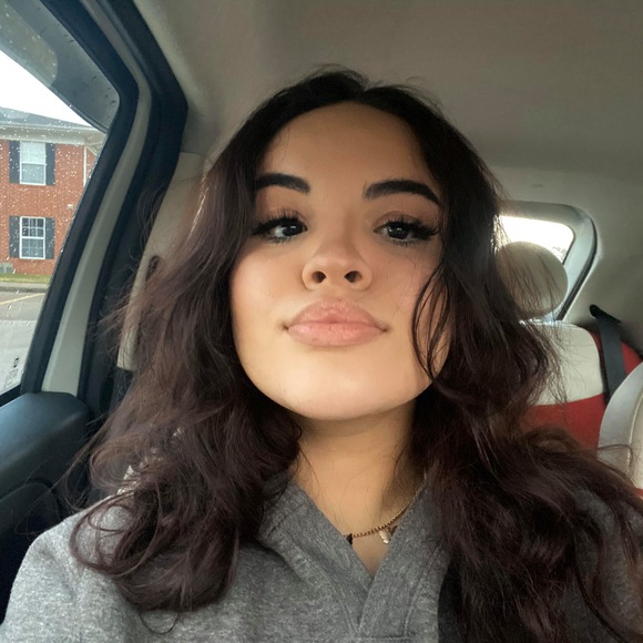 Profile Picture of Bianca Mitchell (@belikeb1627) on Poshmark