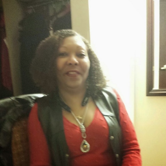 Profile Picture of Evelyn Roberts (@pchemr026) on Poshmark