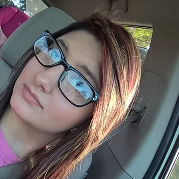 Profile Picture of Samantha Golemon (@sampaigeg) on Poshmark