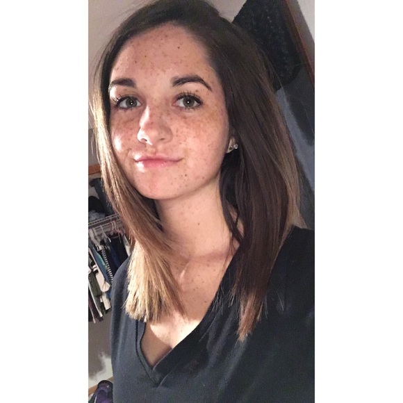 Profile Picture of Alexa Sweeney (@alexasweeney) on Poshmark