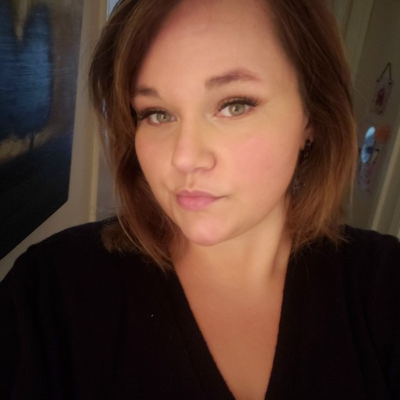 Profile Picture of Joni Flowers (@jonicruz0216) on Poshmark