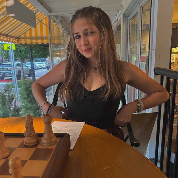 Profile Picture of Fiona Puzzio (@fionapuzzio) on Poshmark