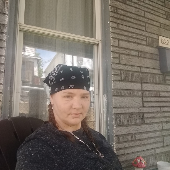 Profile Picture of Bobbi Bercik (@crazybobbi37) on Poshmark